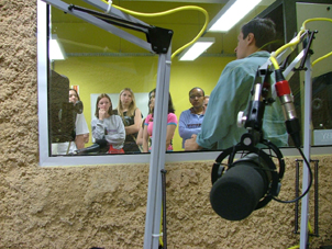 Técnico explica o funcionamento do laboratório de rádio (Foto de :Joyce Reinert)