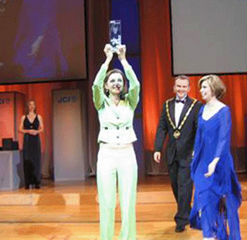 Lena ergue o troféu de campeã mundial