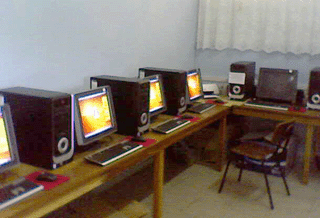 Laboratório de informática numa escola municipal de Joinville.