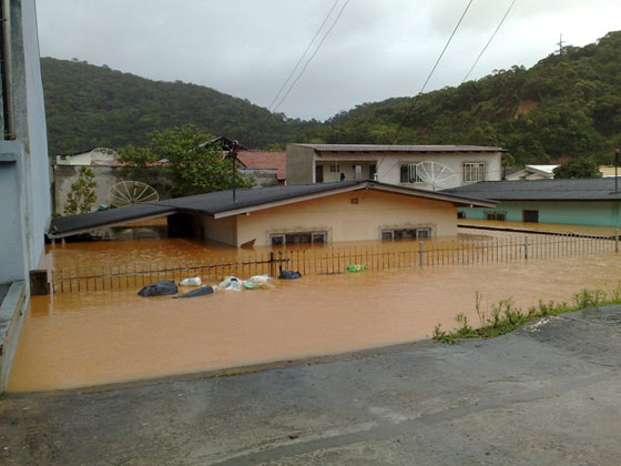 Casa invadida pela água em Itajaí (Foto de :Hugo Maori)