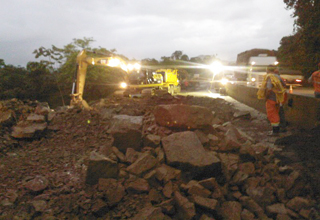O km-13 da BR-101, em Garuva, sofreu desmoronamentos e delizamentos de terra, como ilustra a foto de Ismael Bergemann