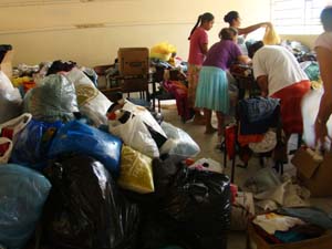 Moradoras do Nova Brasília fazem mutirão em escola para separar doações (Foto de :Priscila Carvalho)