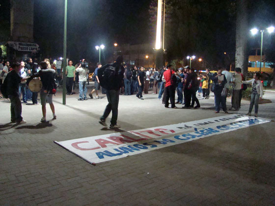 Manifestantes estendem uma faixa (Foto de :Carolinne Sagaz)