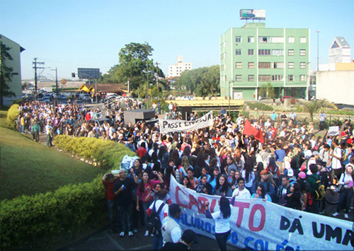 Estudantes protestam na frente da prefeitura (Foto de :Guilherme Duarte)