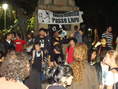 Manifestantes se reúnem na praça da Bandeira (Foto de :Marcio Rocha)