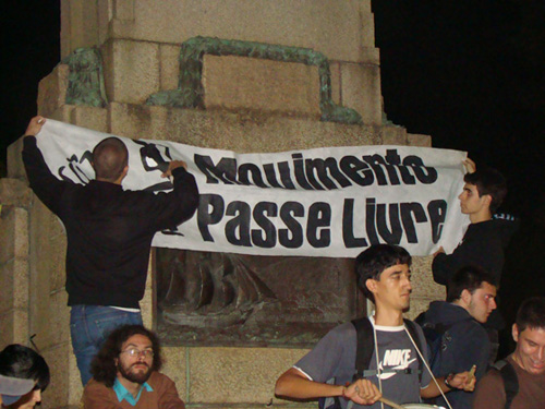 Estudantes se organizam na praça da Bandeira (Foto de :Marcio Rocha)