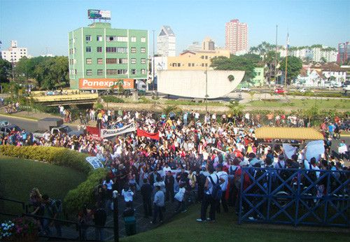 Estudantes tomam conta do gramado na frente da prefeitura (Foto de :Guilherme Duarte)