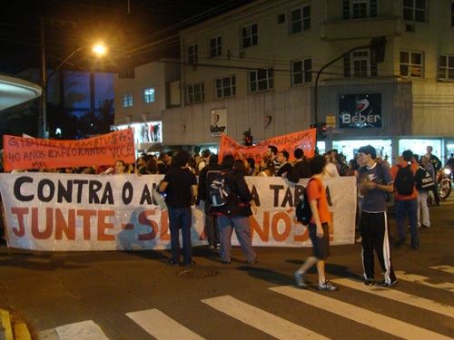 Manifestantes no cruzamento da João Colin (Foto de :Jéssica Michells)