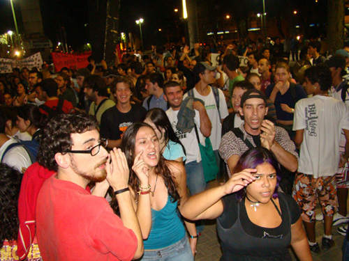 Mobilização reúne centenas de estudantes (Foto de :Jéssica Michells)