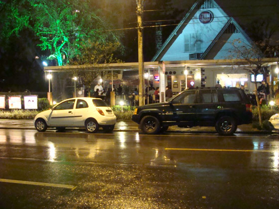 A chuva não impede o movimento nos bares (Foto de :Francine Ribeiro)