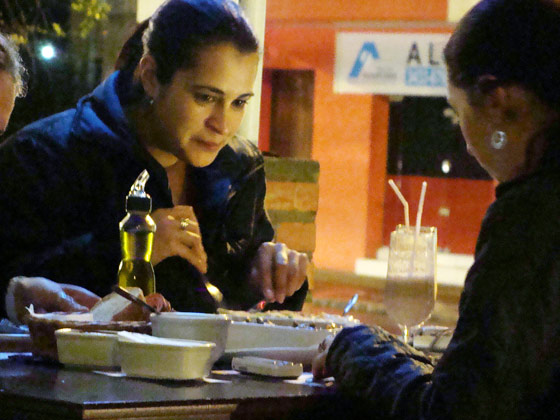 Jovens degustam um jantar num restaurante (Foto de :Heloisa Rech)