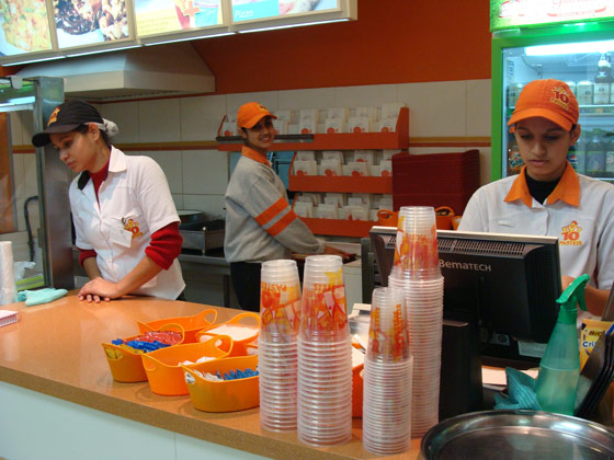 Funcionários da 10 Pastéis trabalham concentrados (Foto de :Monique Bachtold)